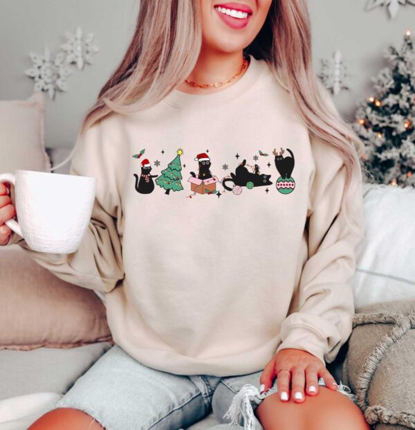 funny christmas cats sweatshirt with christmas cat family design for holiday wear and seasonal comfort l7h0a