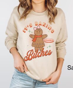 funny christmas sweatshirt for baking enthusiasts retro gingerbread cookie design perfect for holiday baking crew e3m6n