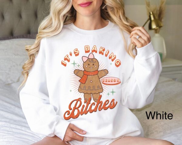 funny christmas sweatshirt for baking enthusiasts retro gingerbread cookie design perfect for holiday baking crew trlcy