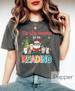 Funny Christmas T-Shirt for Book Lovers  Vintage Santa Design  Holiday Reading Tee Perfect for Xmas Celebrations