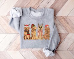 golden retriever christmas sweatshirt for dog lovers featuring holiday design and comfortable fit ideal for christmas and new year celebrations d5svm scaled