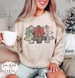 Vintage Camo Christmas Sweatshirt with Camouflage Trees Trendy Oversized Design for Holiday Hunting and Outdoor Activities