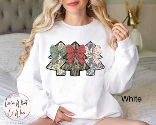 vintage camo christmas sweatshirt with camouflage trees trendy oversized design for holiday hunting and outdoor activities jk10n