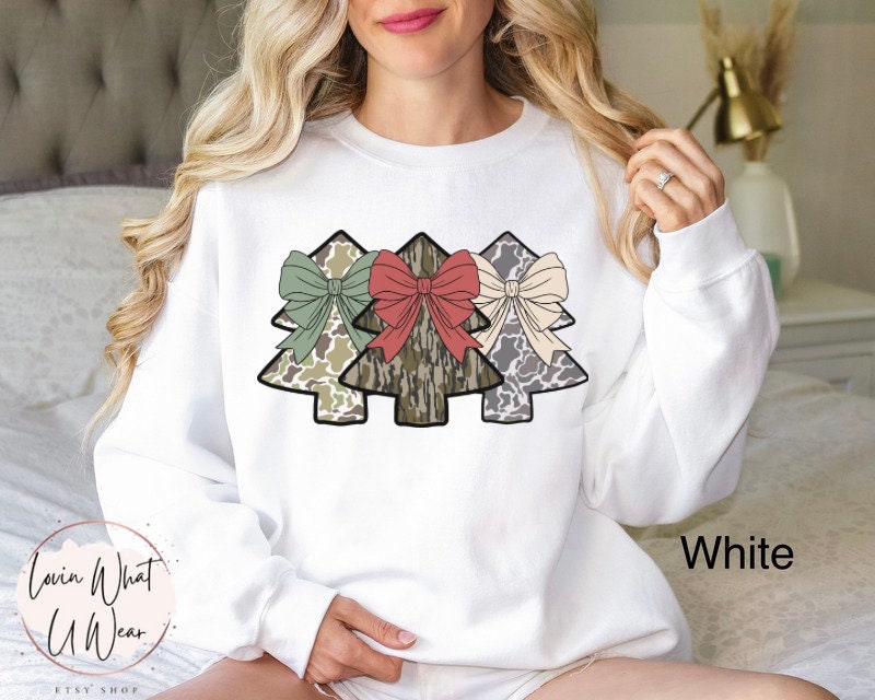 Vintage Camo Christmas Sweatshirt with Camouflage Trees Trendy Oversized Design for Holiday Hunting and Outdoor Activities 2 vintage camo christmas sweatshirt with camouflage trees trendy oversized design for holiday hunting and outdoor activities jk10n