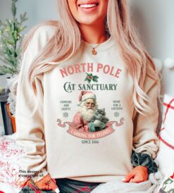 Vintage Christmas Cat Sweatshirt Featuring Santa Cat Design for Cat Moms with Retro Style and Unique Holiday Charm