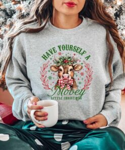 vintage christmas cow sweatshirt for women featuring cute farm design in soft fabric ideal for holiday gatherings and seasonal wear dq2h0