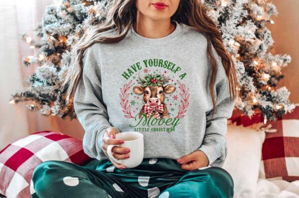 vintage christmas cow sweatshirt for women featuring cute farm design in soft fabric ideal for holiday gatherings and seasonal wear dq2h0