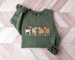 Vintage Christmas Cow Sweatshirt for Women with Highland Cow Design and Festive Lights Crewneck Style