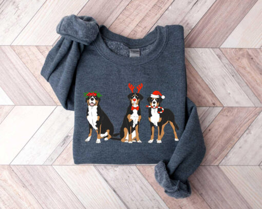 vintage christmas dog sweatshirt for dog lovers featuring cute dogs and holiday design ideal for dog moms and festive celebrations 99hcy