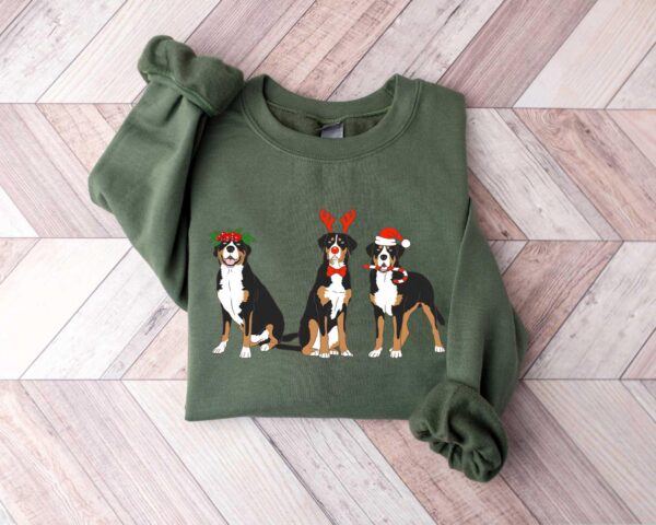 vintage christmas dog sweatshirt for dog lovers featuring cute dogs and holiday design ideal for dog moms and festive celebrations rdr42