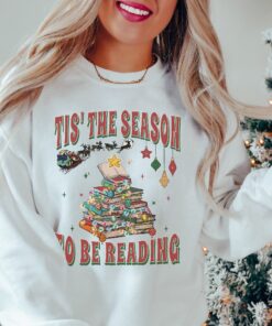 vintage christmas reading sweatshirt for book lovers with tis the season design ideal for librarians and reading teachers bvyno