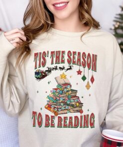 vintage christmas reading sweatshirt for book lovers with tis the season design ideal for librarians and reading teachers lxpm5