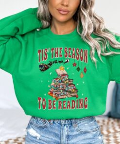 vintage christmas reading sweatshirt for book lovers with tis the season design ideal for librarians and reading teachers nruwx