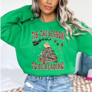 vintage christmas reading sweatshirt for book lovers with tis the season design ideal for librarians and reading teachers nruwx