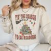 vintage christmas reading sweatshirt for book lovers with tis the season design ideal for librarians and reading teachers ou67s