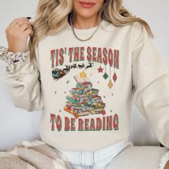 Vintage Christmas Reading Sweatshirt for Book Lovers with Tis the Season Design Ideal for Librarians and Reading Teachers