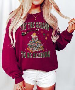 vintage christmas reading sweatshirt for book lovers with tis the season design ideal for librarians and reading teachers uutfe scaled