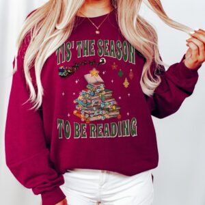 vintage christmas reading sweatshirt for book lovers with tis the season design ideal for librarians and reading teachers uutfe scaled