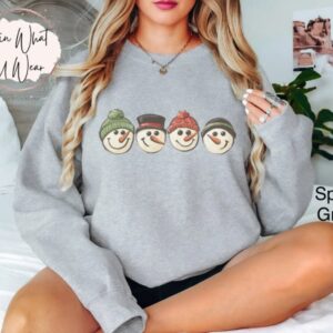 vintage christmas snowman sweatshirt retro crewneck top for winter with oversized fit and fun holiday design 8zhyv