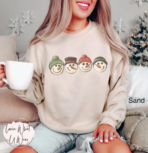 vintage christmas snowman sweatshirt retro crewneck top for winter with oversized fit and fun holiday design r7j9s