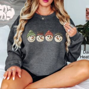 vintage christmas snowman sweatshirt retro crewneck top for winter with oversized fit and fun holiday design x2ekz