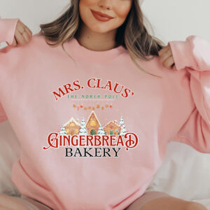 vintage christmas sweatshirt claus gingerbread bakery design with christmas cookies print for holiday celebrations and casual wear b1oim