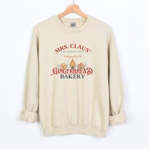 vintage christmas sweatshirt claus gingerbread bakery design with christmas cookies print for holiday celebrations and casual wear mmd6r