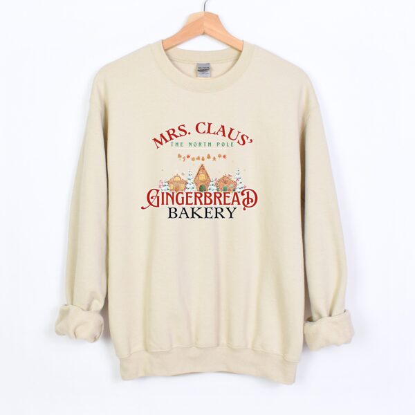 vintage christmas sweatshirt claus gingerbread bakery design with christmas cookies print for holiday celebrations and casual wear mmd6r scaled