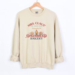 vintage christmas sweatshirt claus gingerbread bakery design with christmas cookies print for holiday celebrations and casual wear mmd6r scaled