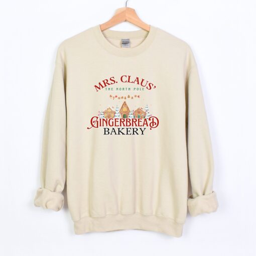 vintage christmas sweatshirt claus gingerbread bakery design with christmas cookies print for holiday celebrations and casual wear mmd6r scaled