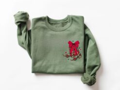 Vintage Christmas Sweatshirt Country Style Crewneck with Poinsettia Floral Design for Grandmillennial Cowgirl Holiday Wear