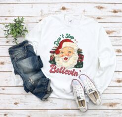 Vintage Christmas Sweatshirt Dont Stop Believin Santa Shirt Retro Design Comfortable Fit for Holiday Celebrations