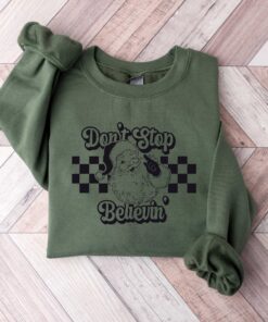 vintage christmas sweatshirt dont stop believing santa retro design funny holiday top for women exjog scaled