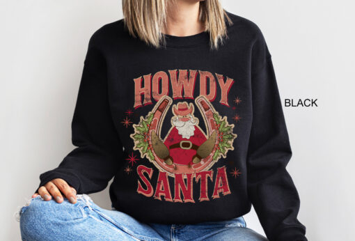 vintage christmas sweatshirt featuring howdy santa design for unisex wear retro cowboy style oversized holiday shirt 24k1t