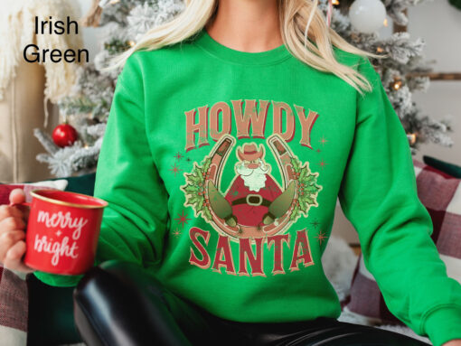 vintage christmas sweatshirt featuring howdy santa design for unisex wear retro cowboy style oversized holiday shirt 6aenb