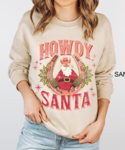 vintage christmas sweatshirt featuring howdy santa design for unisex wear retro cowboy style oversized holiday shirt ry1dx