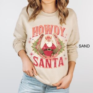 vintage christmas sweatshirt featuring howdy santa design for unisex wear retro cowboy style oversized holiday shirt ry1dx