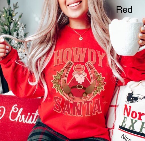 vintage christmas sweatshirt featuring howdy santa design for unisex wear retro cowboy style oversized holiday shirt zedkd