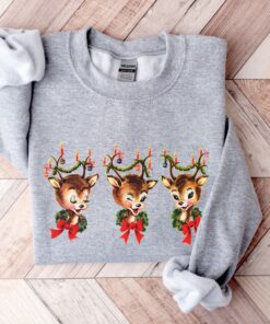 vintage christmas sweatshirt featuring reindeer design for holiday parties and festive gatherings a3pjc