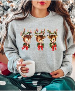 vintage christmas sweatshirt featuring reindeer design for holiday parties and festive gatherings nv4we