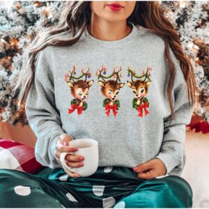 vintage christmas sweatshirt featuring reindeer design for holiday parties and festive gatherings nv4we