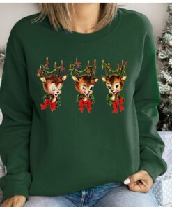 vintage christmas sweatshirt featuring reindeer design for holiday parties and festive gatherings r0y7q