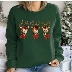 vintage christmas sweatshirt featuring reindeer design for holiday parties and festive gatherings r0y7q