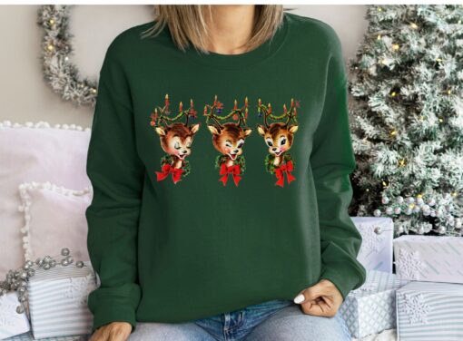 vintage christmas sweatshirt featuring reindeer design for holiday parties and festive gatherings r0y7q