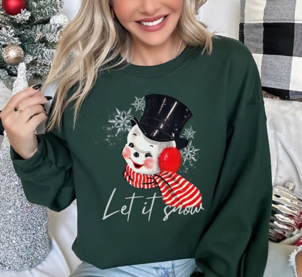 vintage christmas sweatshirt featuring retro snowman design for winter style and holiday comfort qd9yu