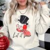 vintage christmas sweatshirt featuring retro snowman design for winter style and holiday comfort wenrq