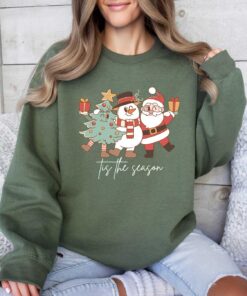 vintage christmas sweatshirt featuring santa claus design for holiday celebrations and festive events tn80n