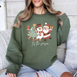 vintage christmas sweatshirt featuring santa claus design for holiday celebrations and festive events tn80n