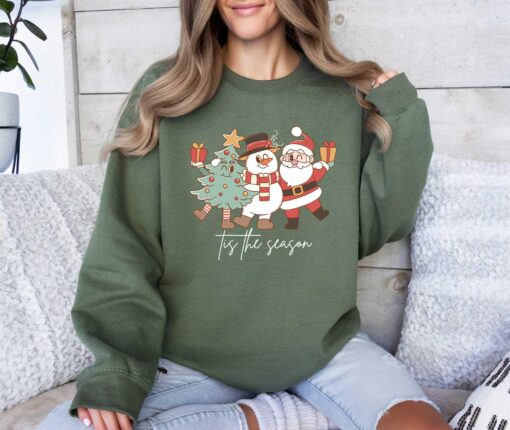 vintage christmas sweatshirt featuring santa claus design for holiday celebrations and festive events tn80n