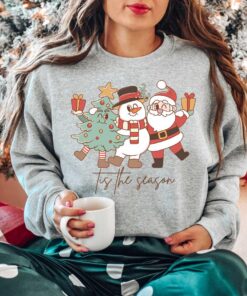 vintage christmas sweatshirt featuring santa claus design for holiday celebrations and festive events vufp9